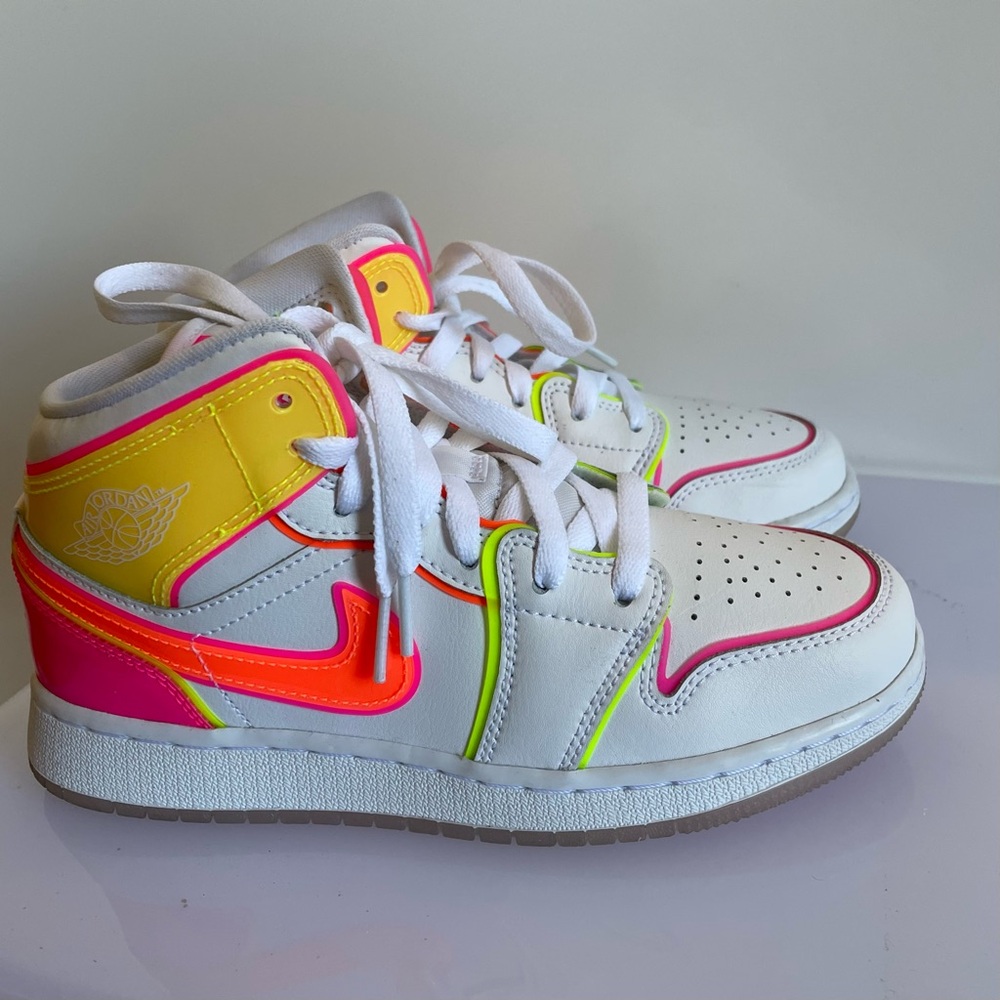 Nike Air Jordan 1 Mid SE GS Edge Glow High Top Sneakers